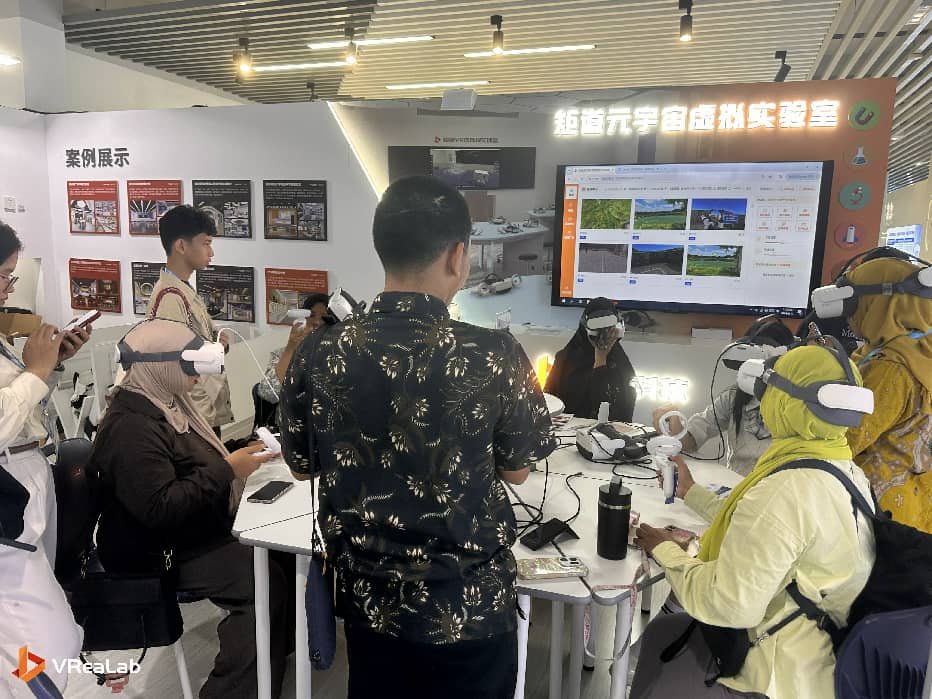 Vietnamese education delegation at VReaLab booth