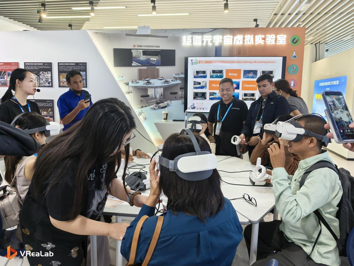Multi-country delegation from Philippines Thailand and Australia at VReaLab
