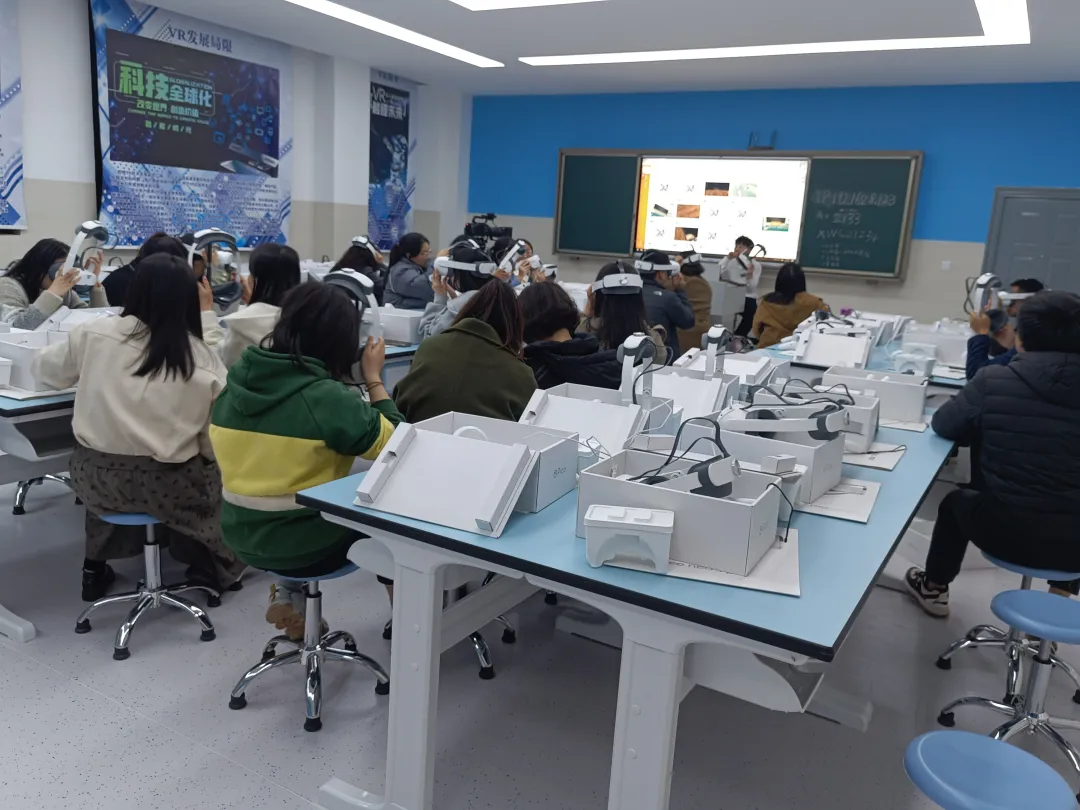 【校园行】云南宣威十中VR融合创新实验室